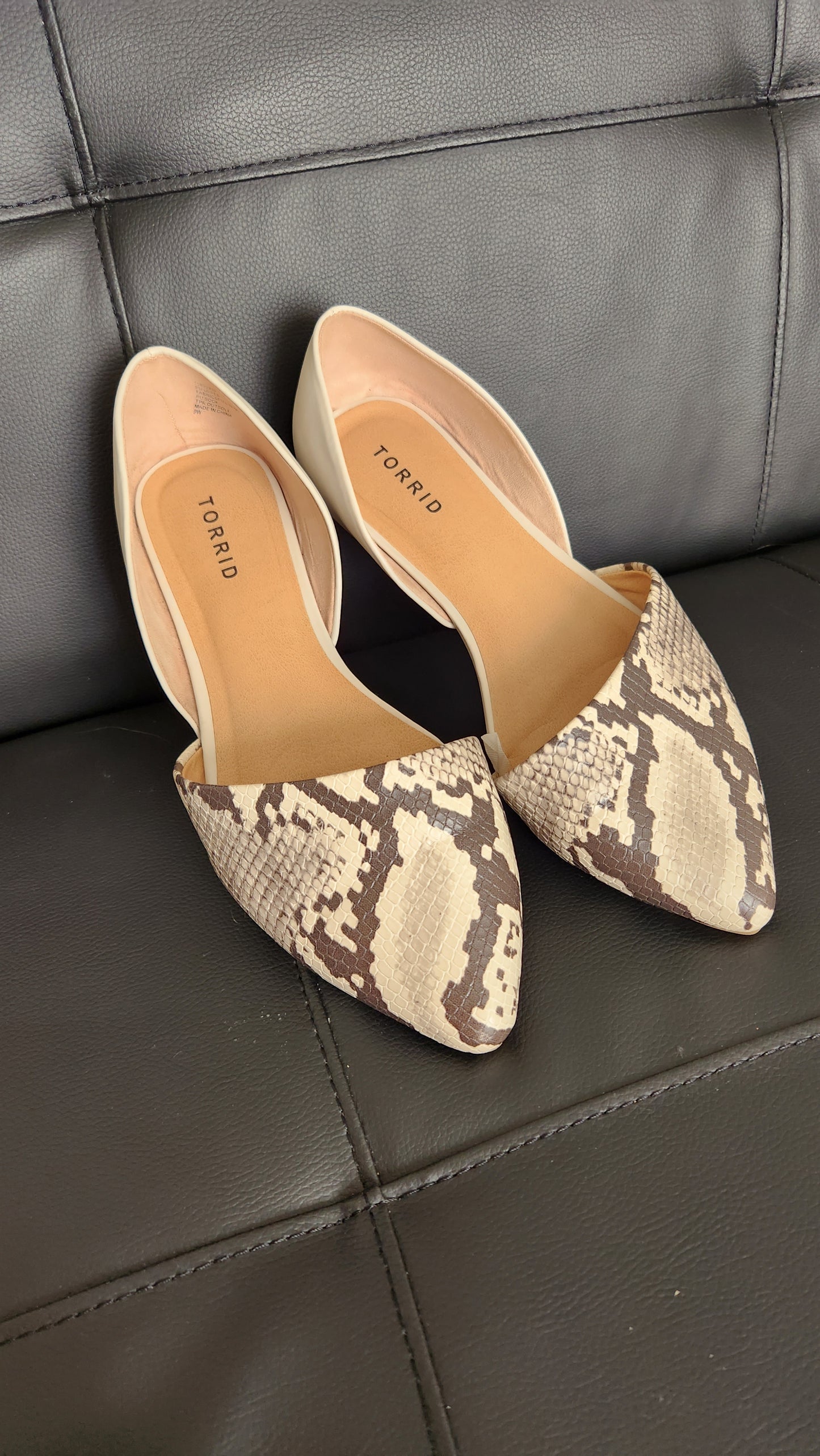 Size 9 W Snake Print and White Pointed Toe Flats