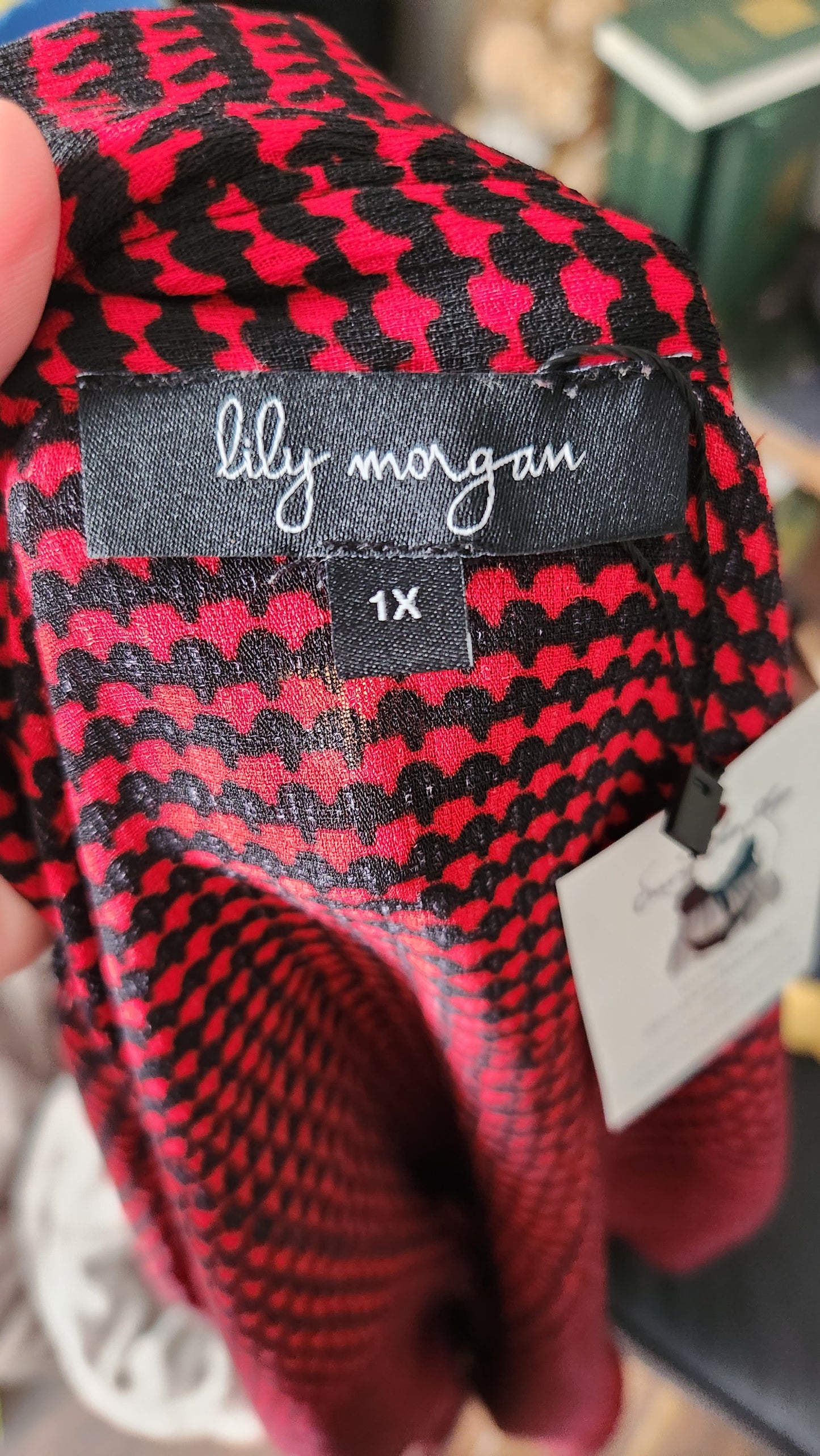 Size 1x Red & Black Houndstooth Button Up Long Sleeve