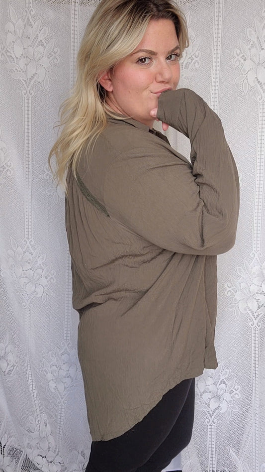 Fits like a 2x Olive Green Crinkle Long Sleeve Hi Lo Blouse
