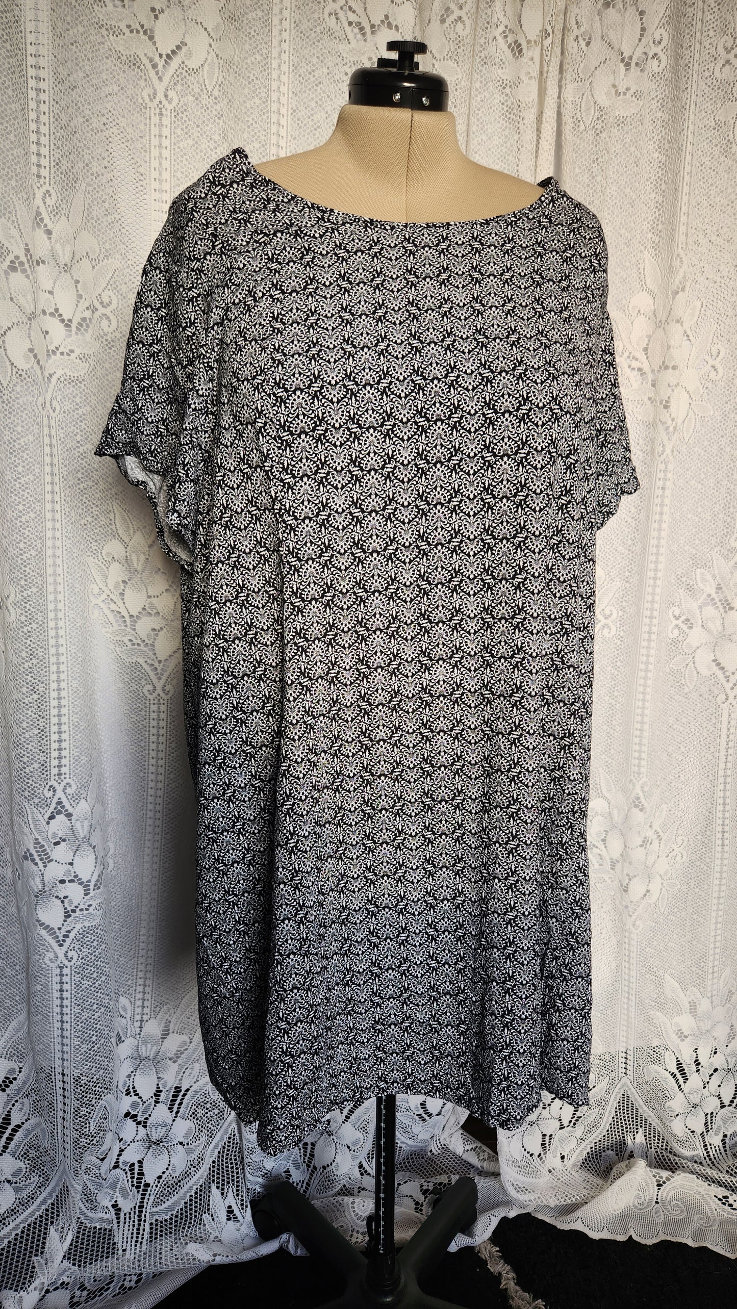 Size 4x Black & White Floral Dress