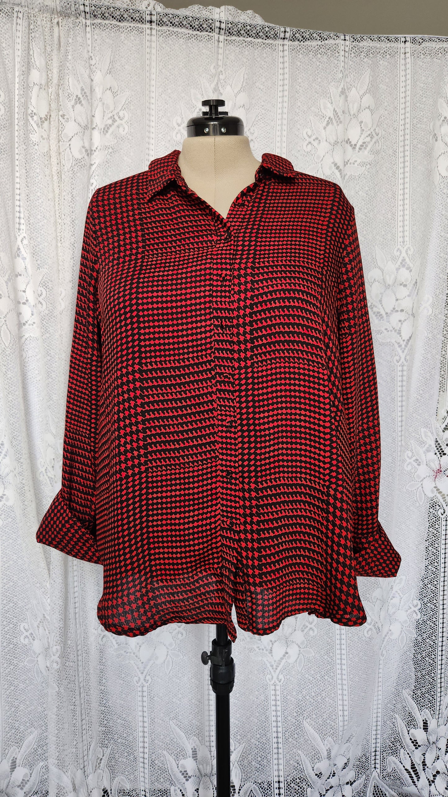 Size 1x Red & Black Houndstooth Button Up Long Sleeve